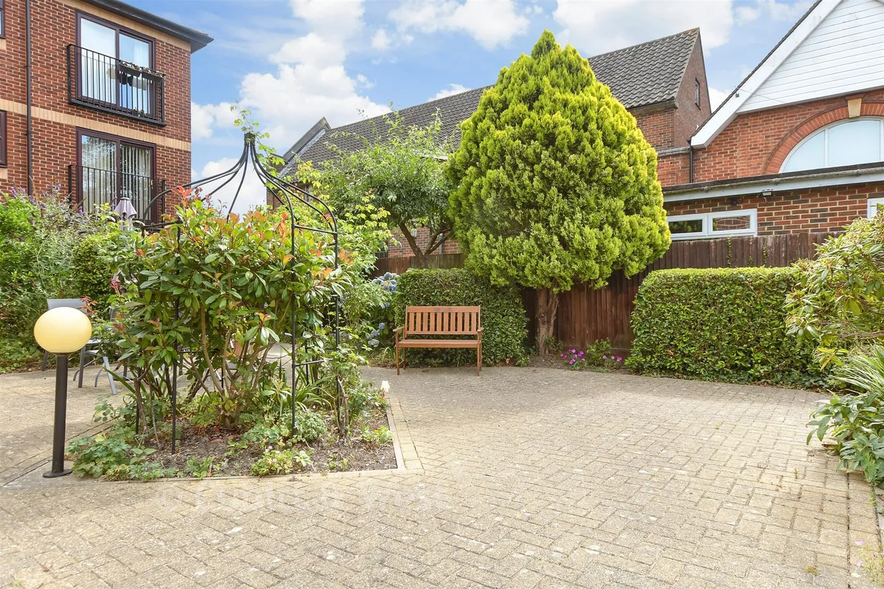 Victoria Road, Horley, RH6, photo 15