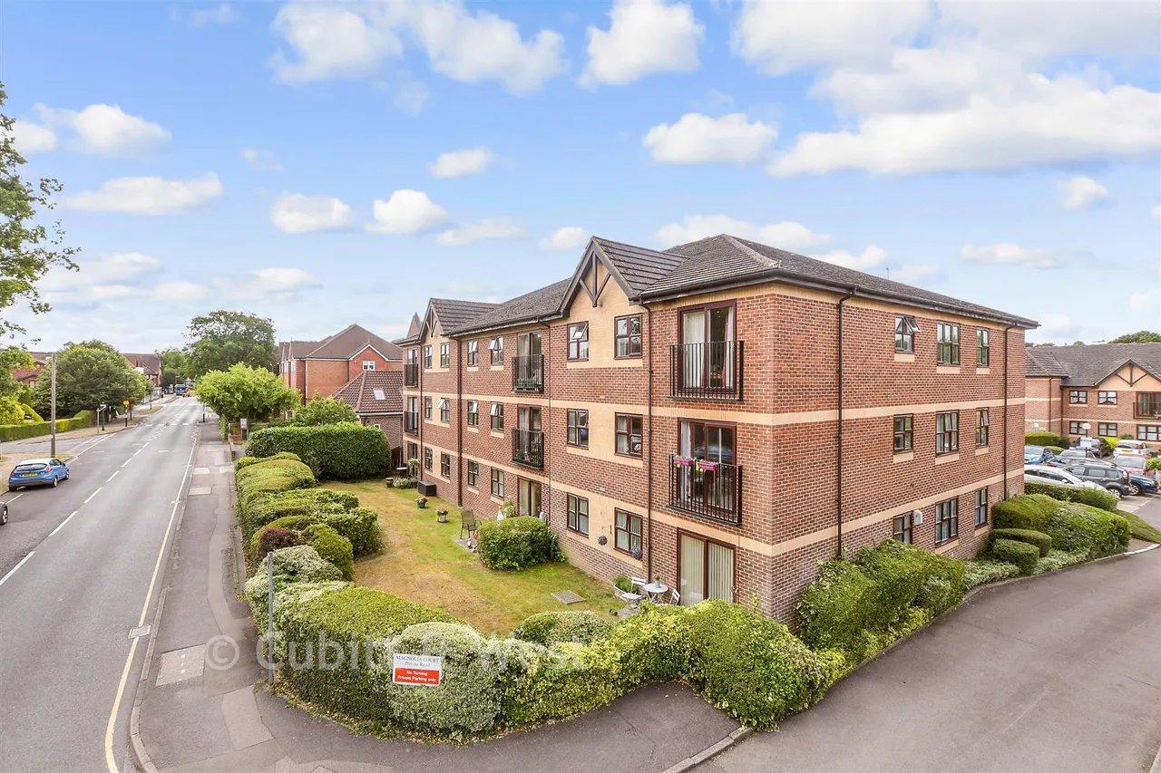 2 bed flat for sale, Victoria Road, Horley, RH6