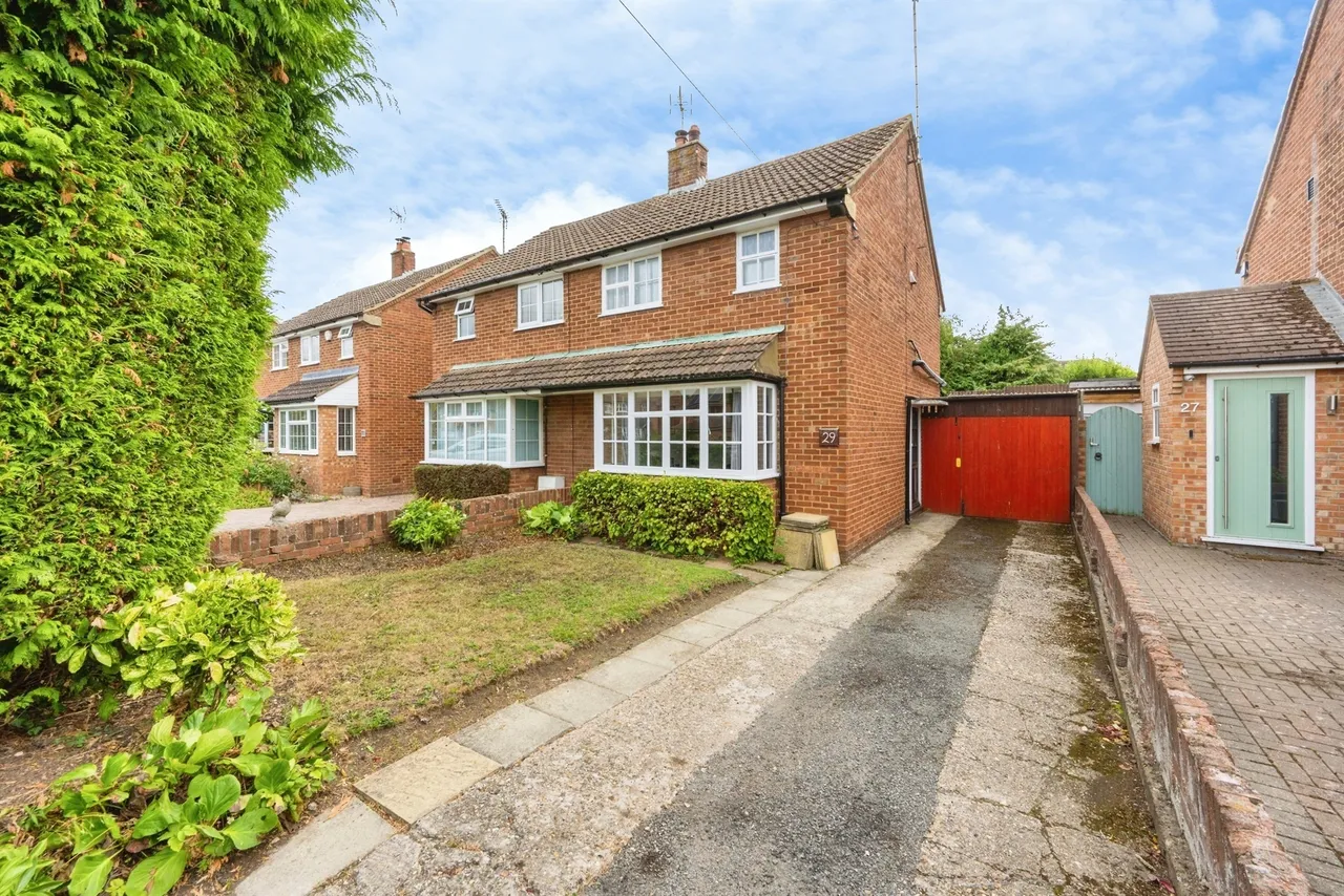 2 bed house for sale — Carrington Crescent, Wendover, Aylesbury