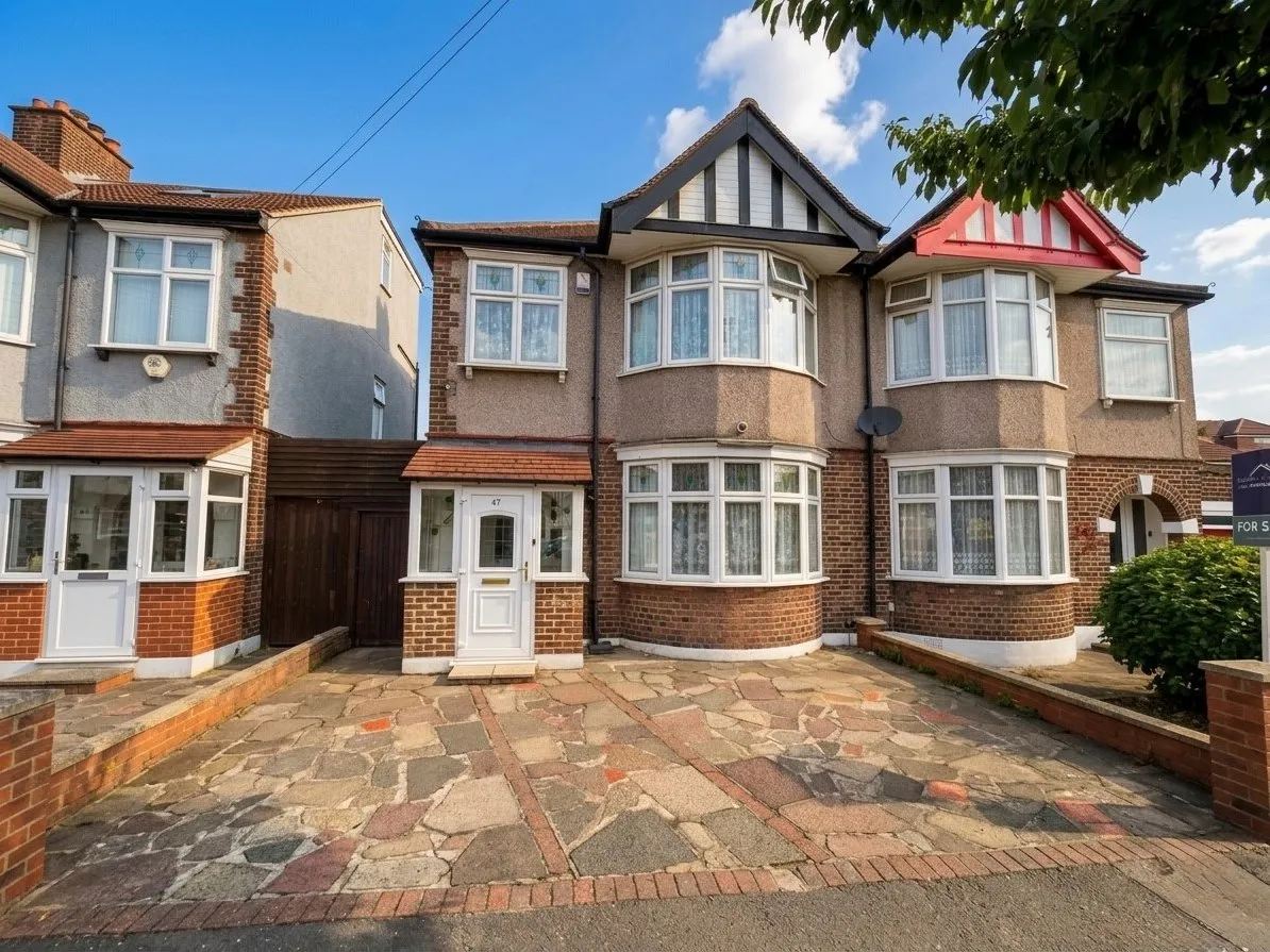 3 bed house for sale — Galsworthy Avenue, Romford, Essex RM6 4PX