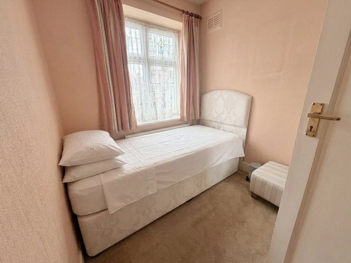 Galsworthy Avenue, Romford, Essex RM6 4PX, photo 10