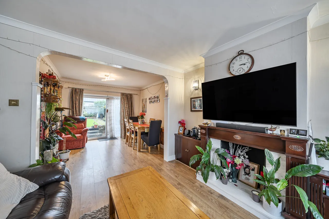 Camrose Avenue, Edgware, HA8, photo 2