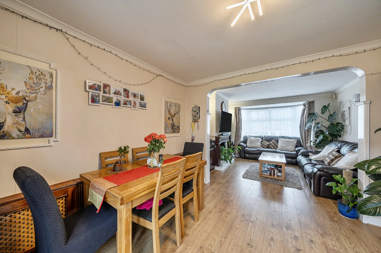 Camrose Avenue, Edgware, HA8, photo 6