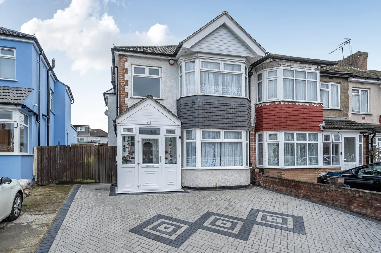3 bed house for sale, Camrose Avenue, Edgware, HA8