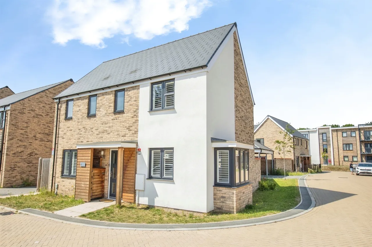 3 bed house for sale — Vardri Close, Colchester