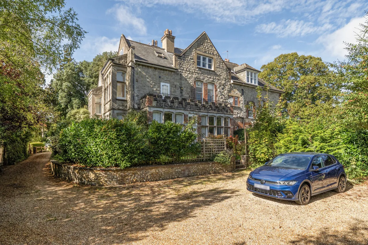 3 bed flat for sale, Rew Lane, Chichester, PO19