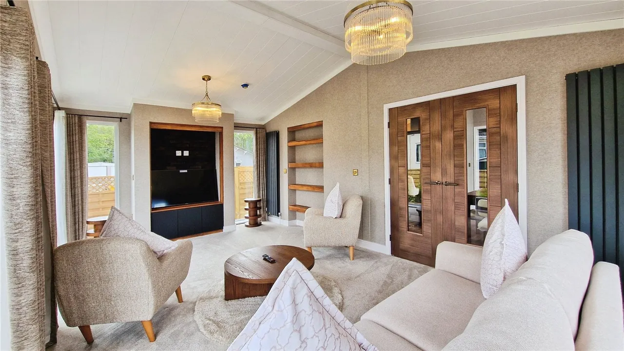 Hermitage Park, Warfield, Bracknell, Berkshire, RG42 6AS, photo 2