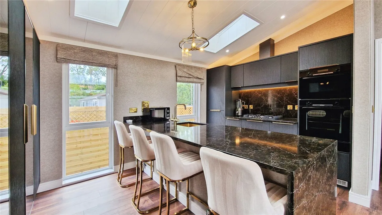 Hermitage Park, Warfield, Bracknell, Berkshire, RG42 6AS, photo 17