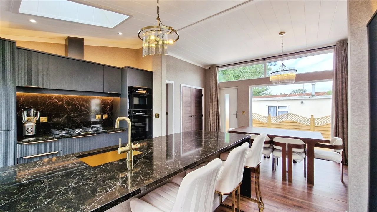 Hermitage Park, Warfield, Bracknell, Berkshire, RG42 6AS, photo 4
