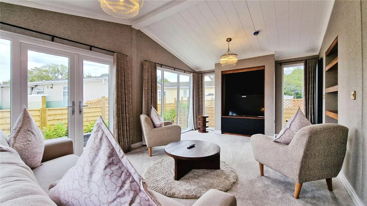 Hermitage Park, Warfield, Bracknell, Berkshire, RG42 6AS, photo 8