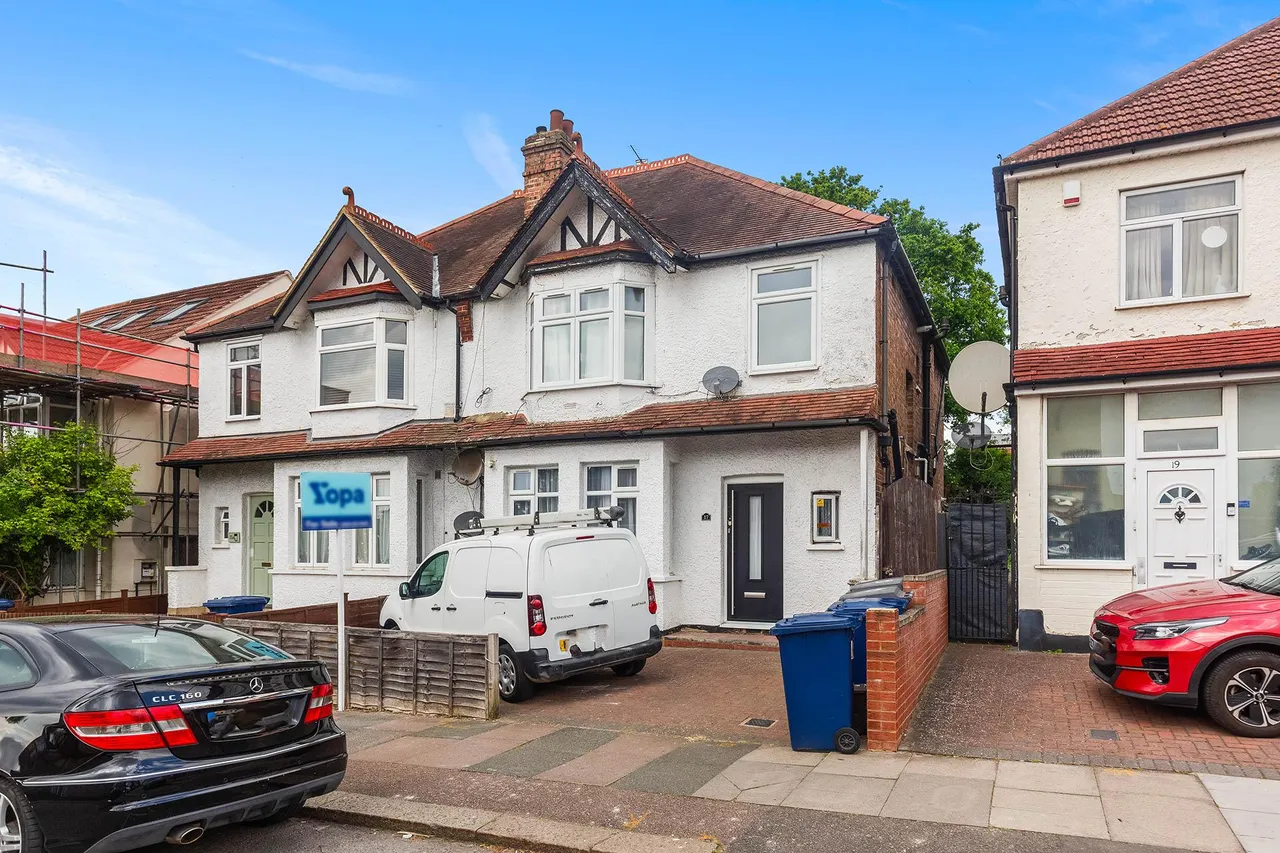 2 bed flat for sale, Garratt Road, Edgware, HA8