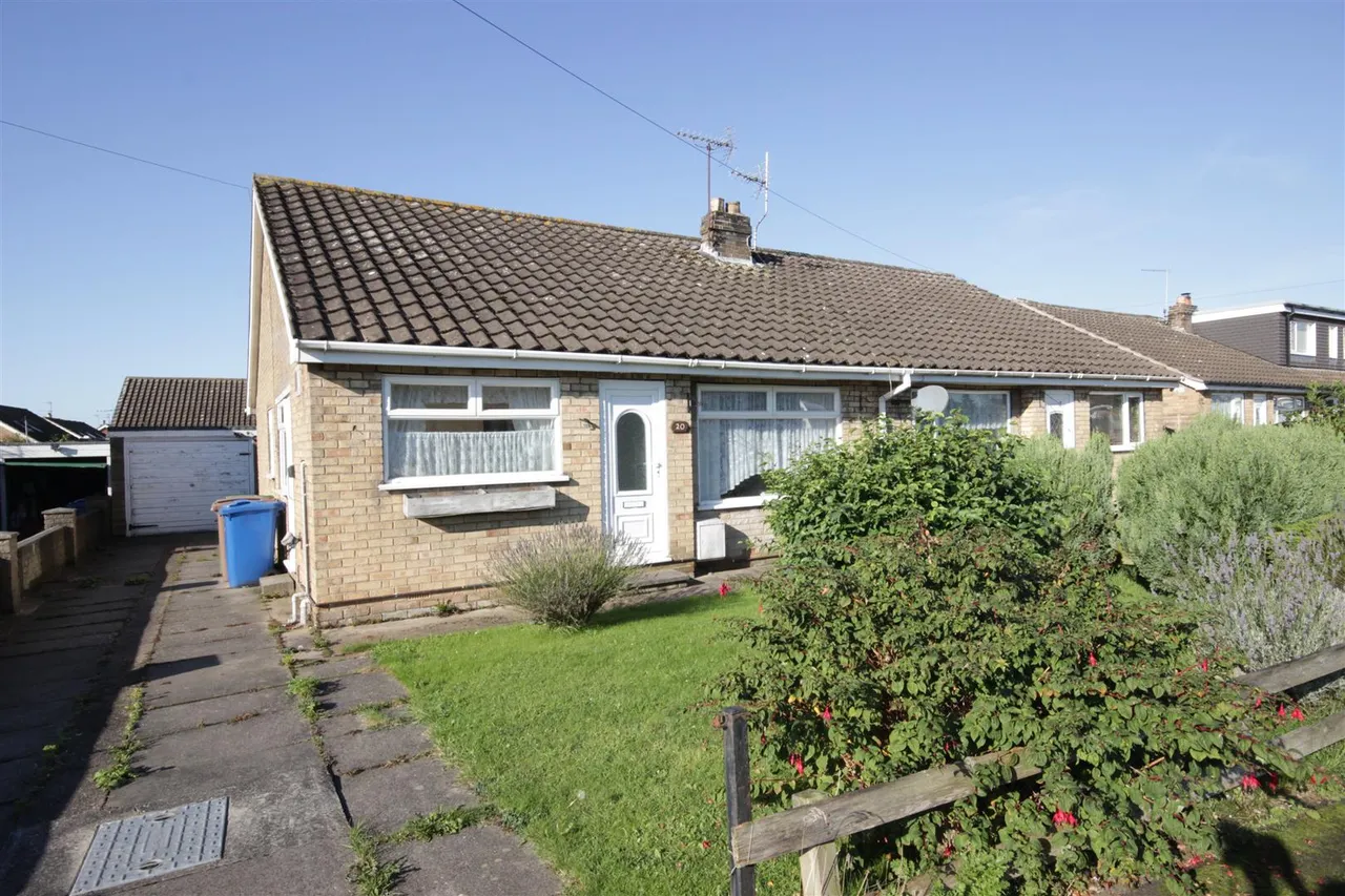 2 bed house for sale — Baronwood Crescent, Beeford, Driffield