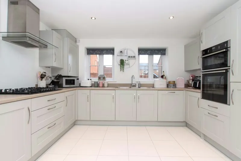Waring Crescent, Aston Clinton, Buckinghamshire, HP22 0AB, photo 2