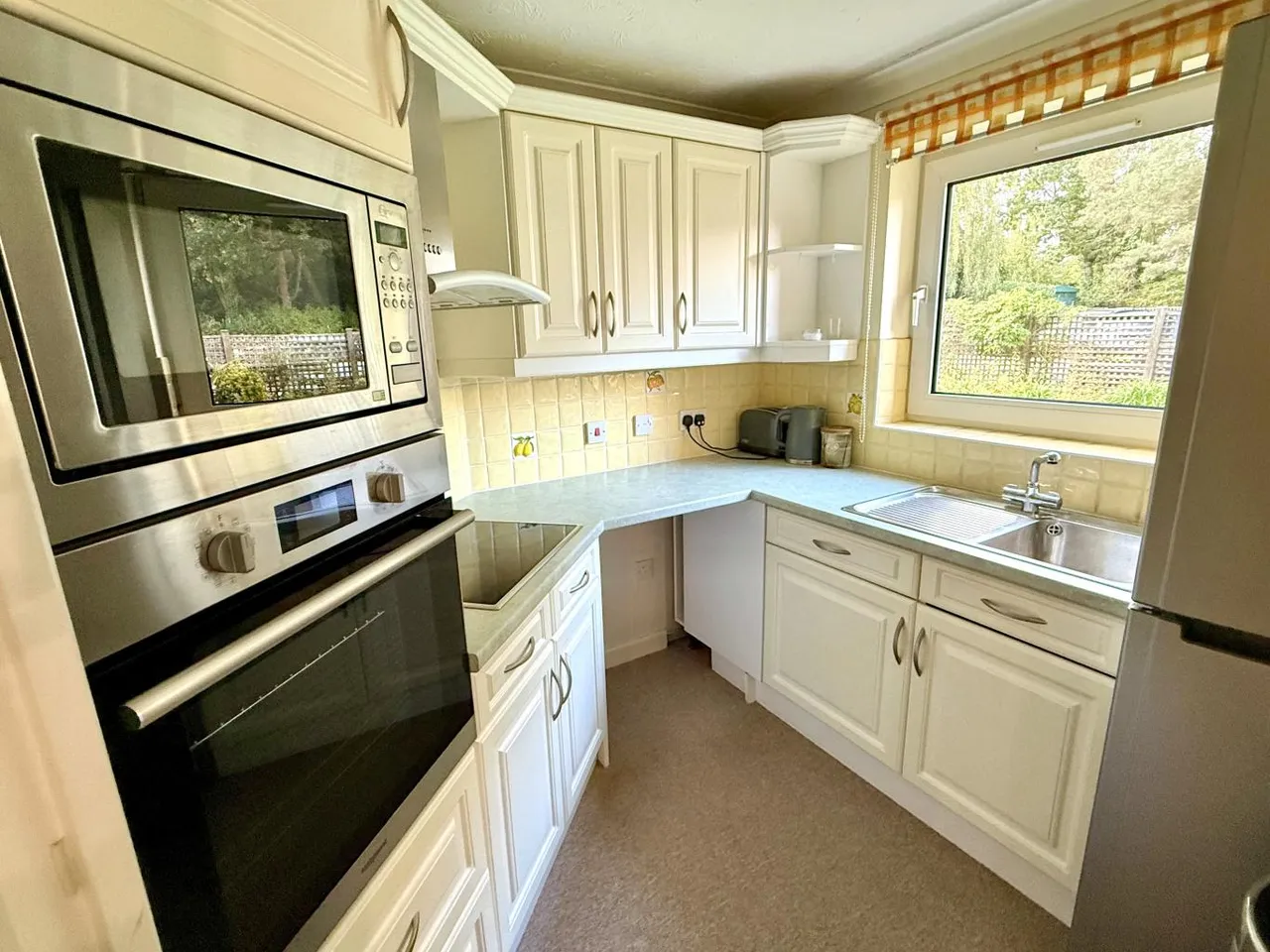 Alexandria Court, BH22, photo 2