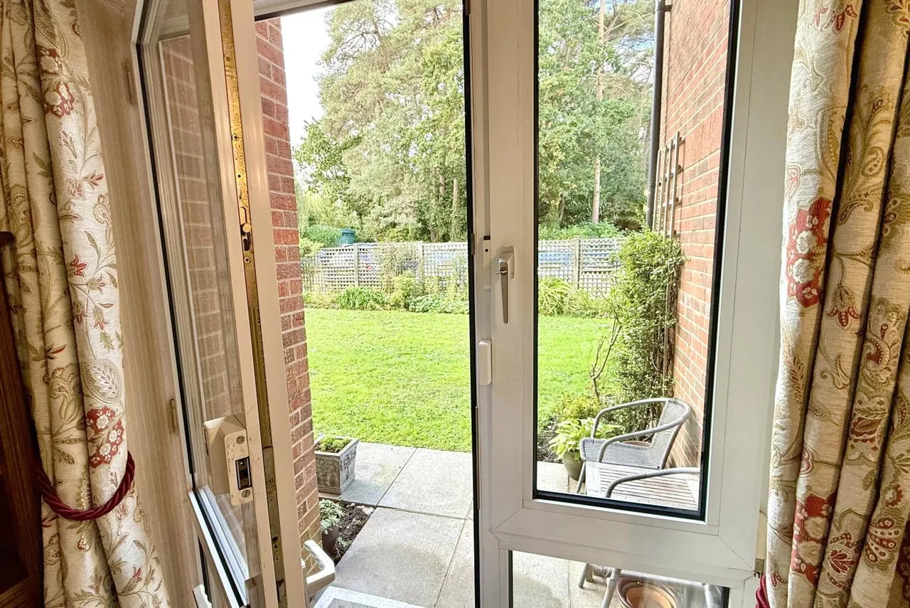 Alexandria Court, BH22, photo 9