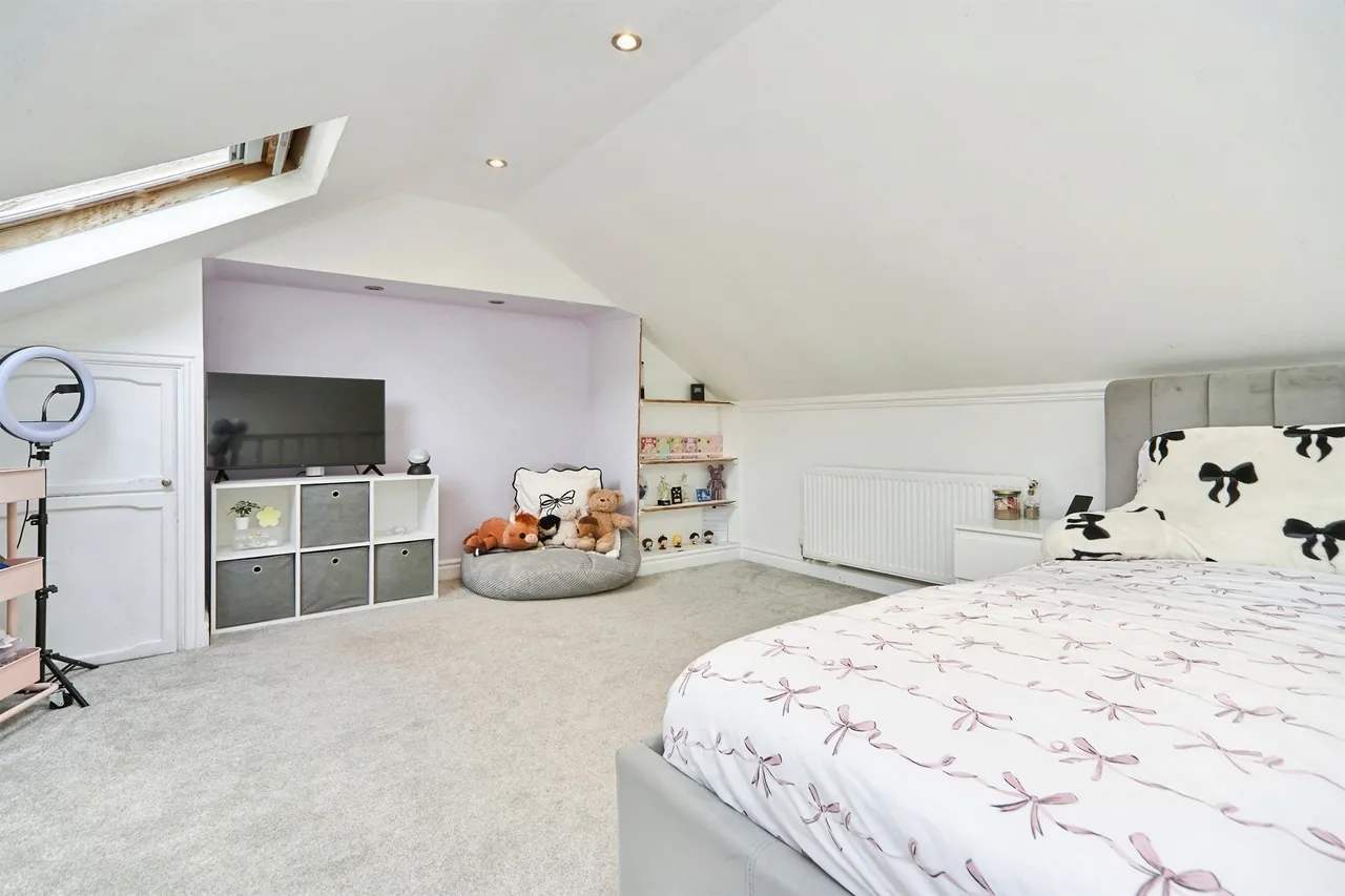 Hough End Avenue, Leeds, LS13, photo 13