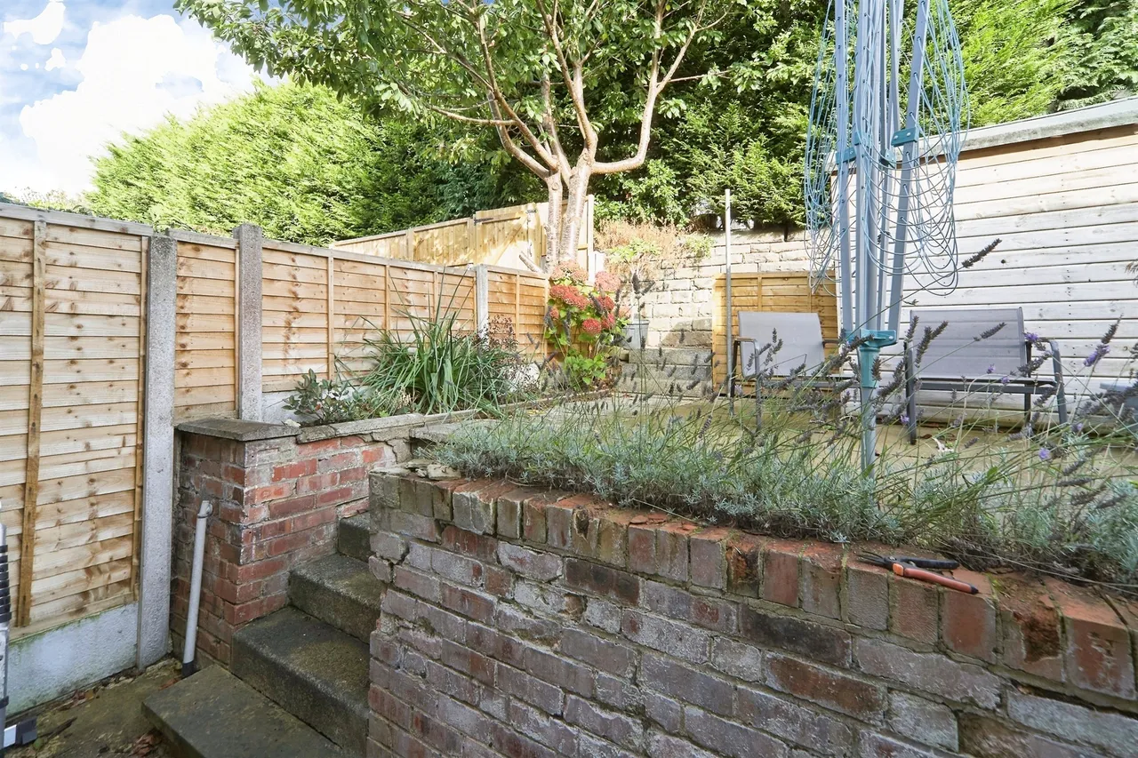 Hough End Avenue, Leeds, LS13, photo 9