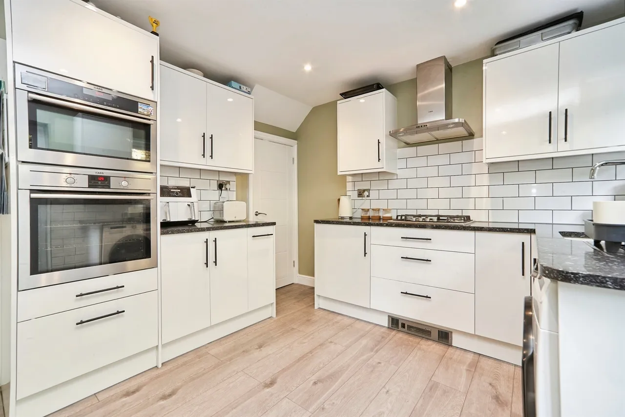 Hough End Avenue, Leeds, LS13, photo 4