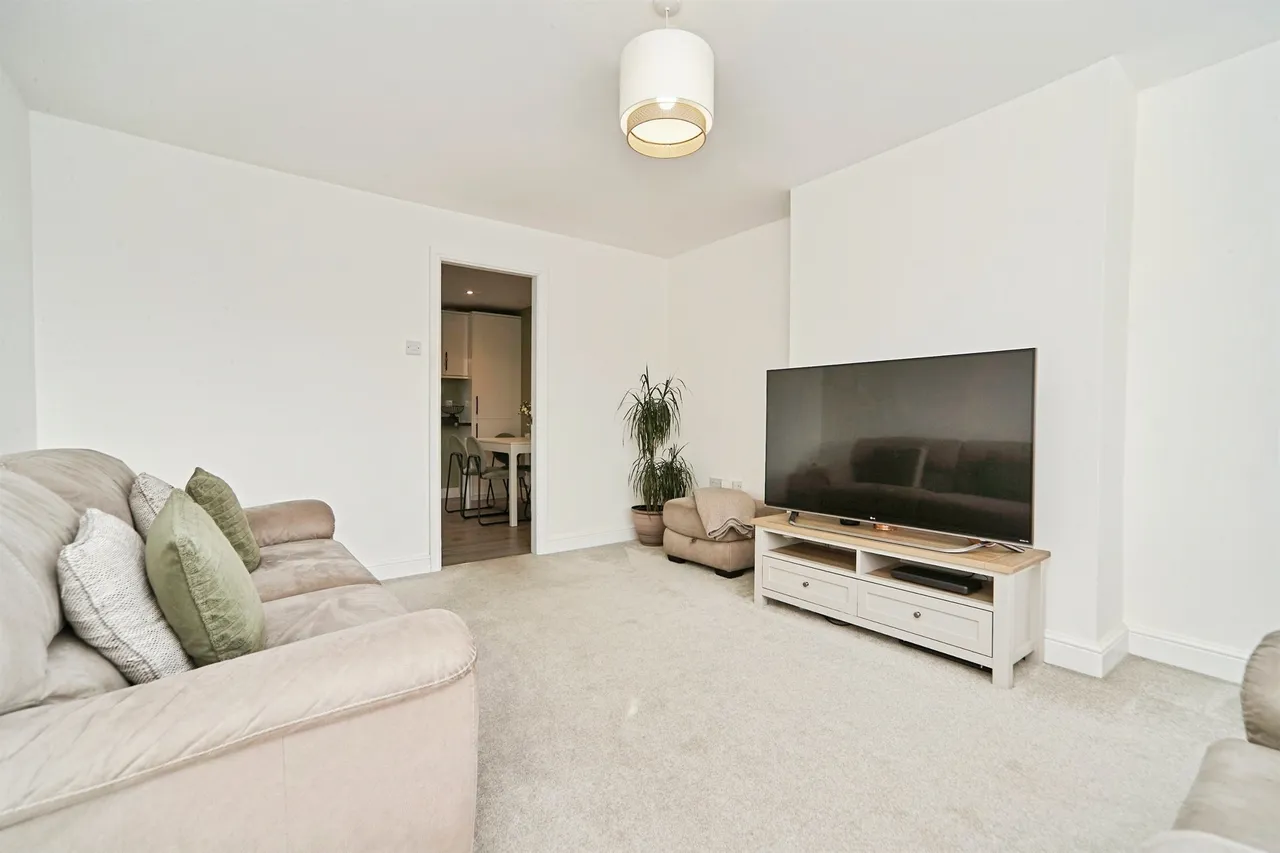 Hough End Avenue, Leeds, LS13, photo 8