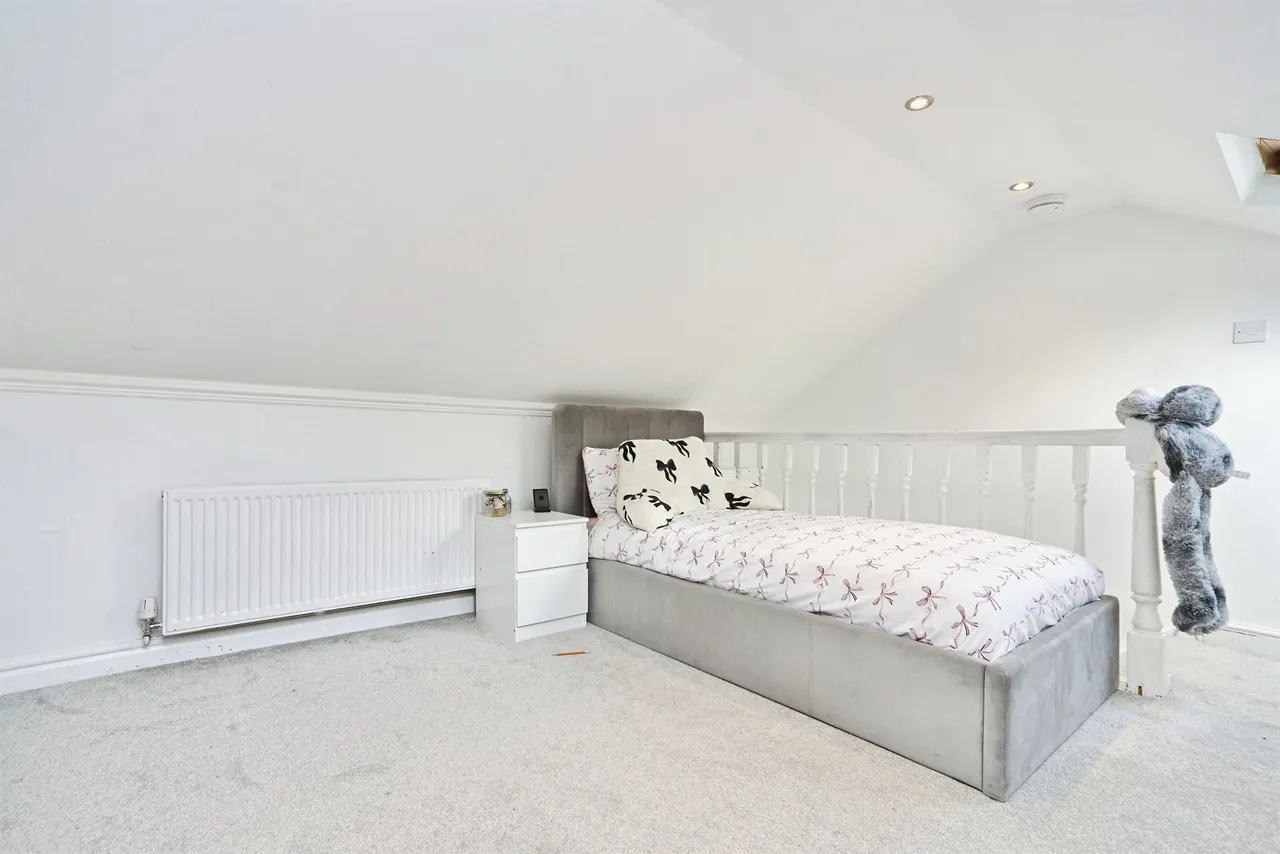Hough End Avenue, Leeds, LS13, photo 15