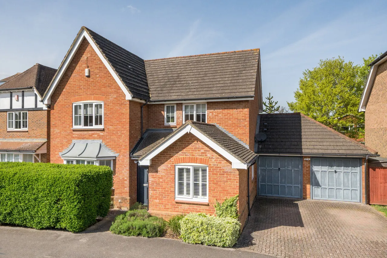 4 bed house for sale, East Park Farm Drive, Charvil, RG10