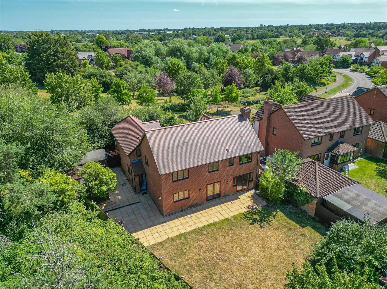 Redland Drive, Loughton, Milton Keynes, Buckinghamshire, MK5, photo 2