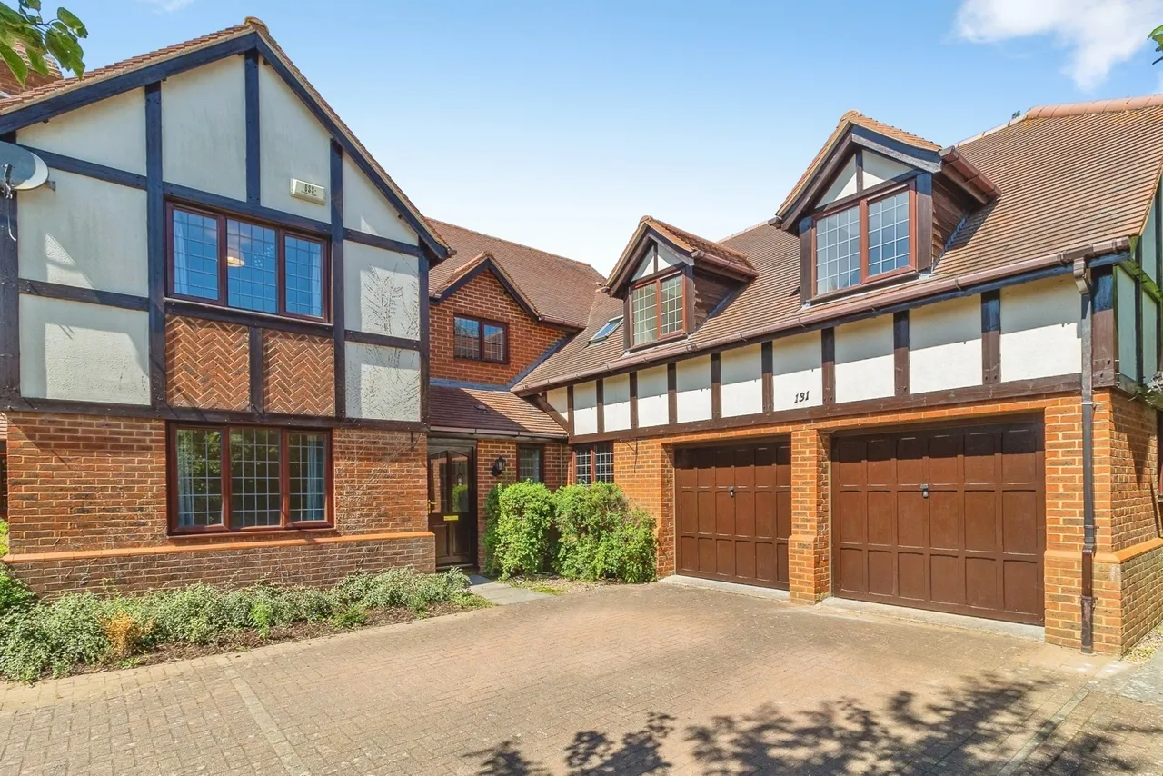 Redland Drive, Loughton, Milton Keynes, Buckinghamshire, MK5, photo 3