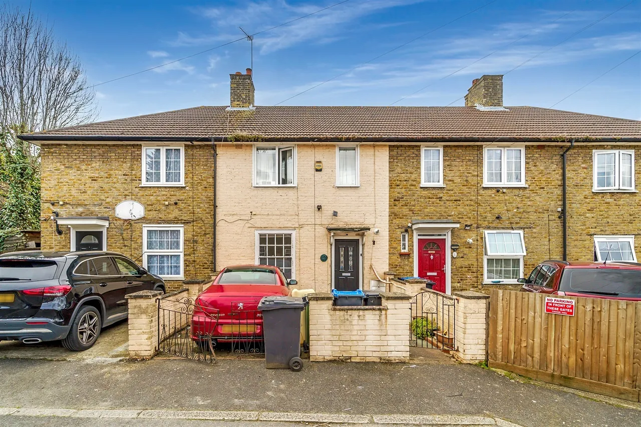 3 bed house for sale — Montacute Road, Morden