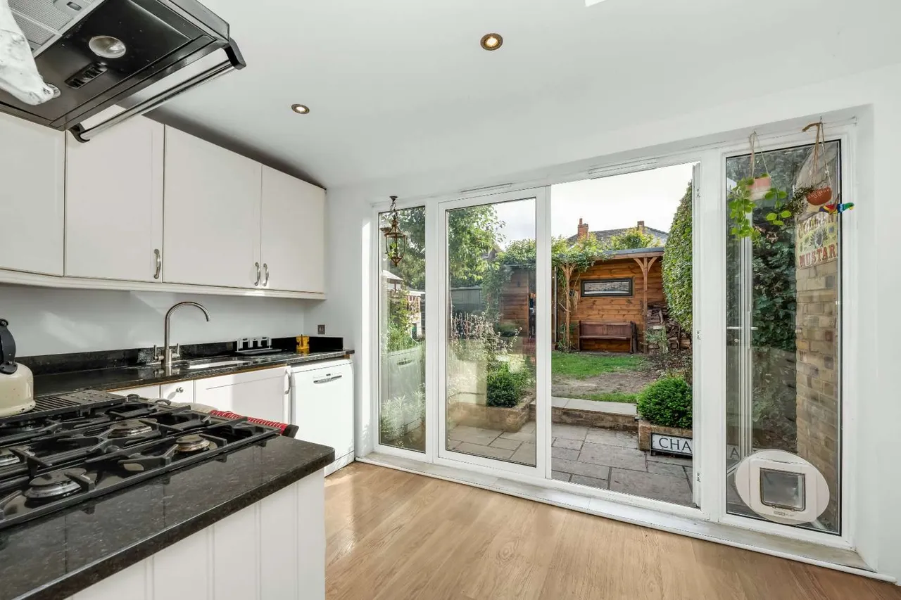 Chapel Avenue, Addlestone, Surrey, KT15 1UH, photo 3