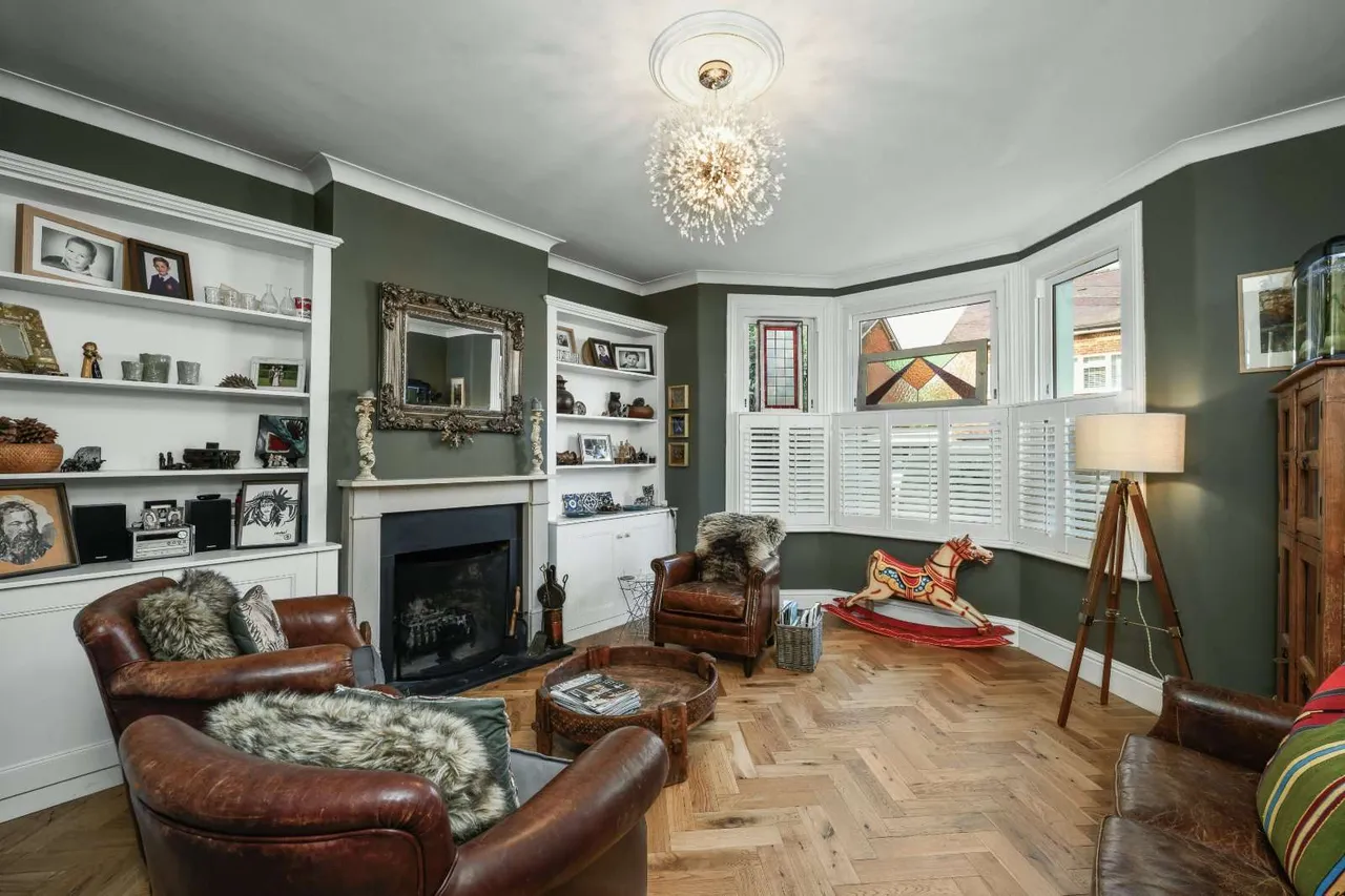 Chapel Avenue, Addlestone, Surrey, KT15 1UH, photo 2