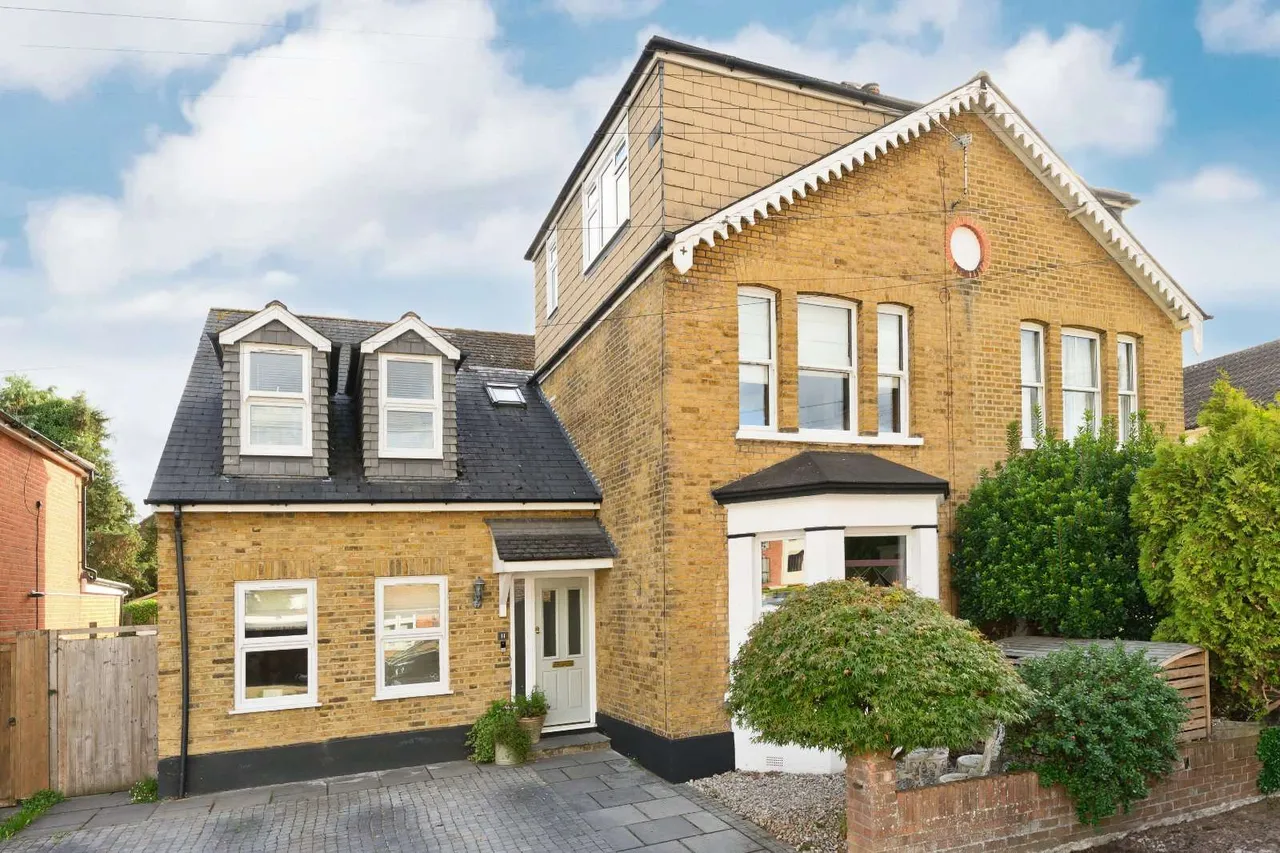 5 bed house for sale — Chapel Avenue, Addlestone, Surrey, KT15 1UH