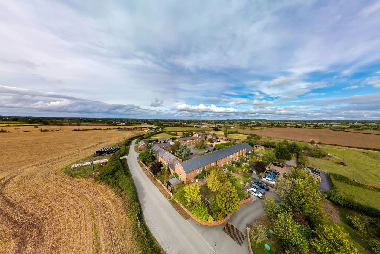 4 bed house for sale — The Stables, Bowling Bank, Wrexham, LL13 9QF