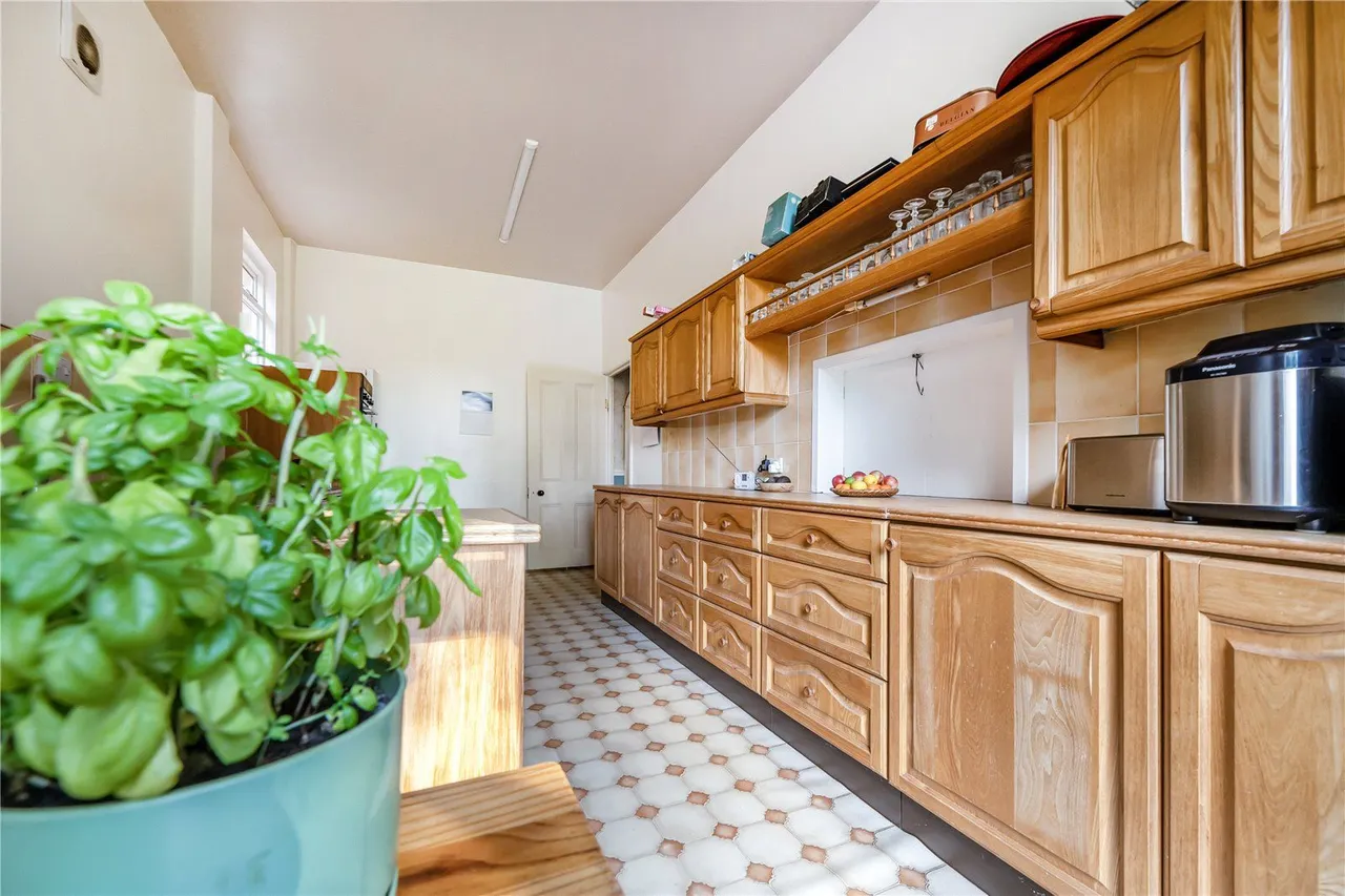 The Avenue, Roundhay, LS8, photo 18