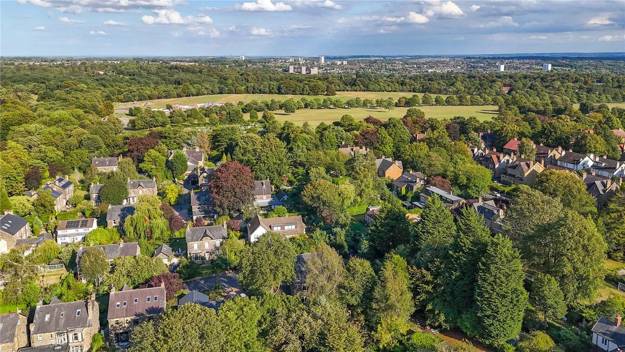 The Avenue, Roundhay, LS8, photo 37