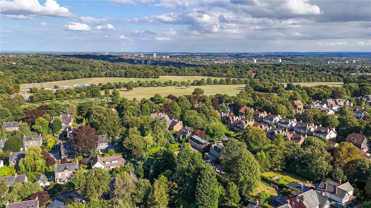 The Avenue, Roundhay, LS8, photo 35