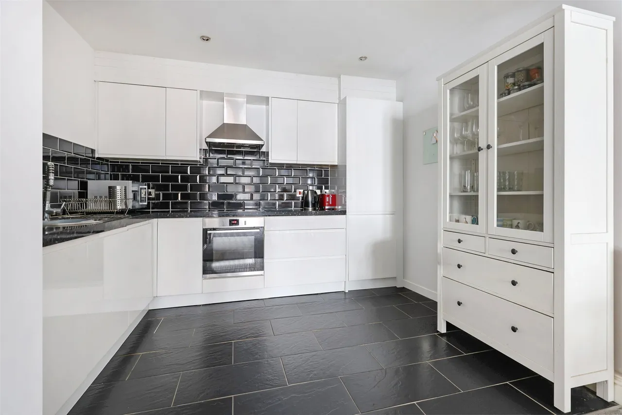 2 bed property for sale, High Street, Dorking, RH4