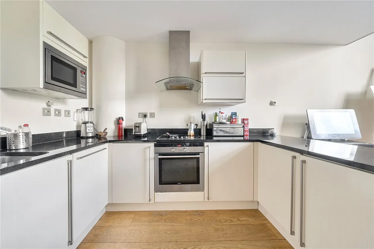 2 bed flat for sale — The Apostles, Church Rise, London, SE23