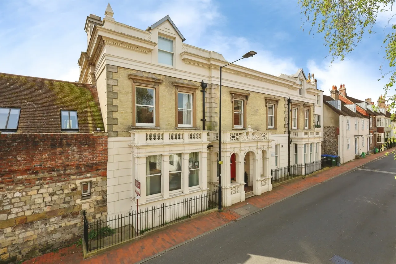 2 bed flat for sale, Southover High Street, Lewes, BN7