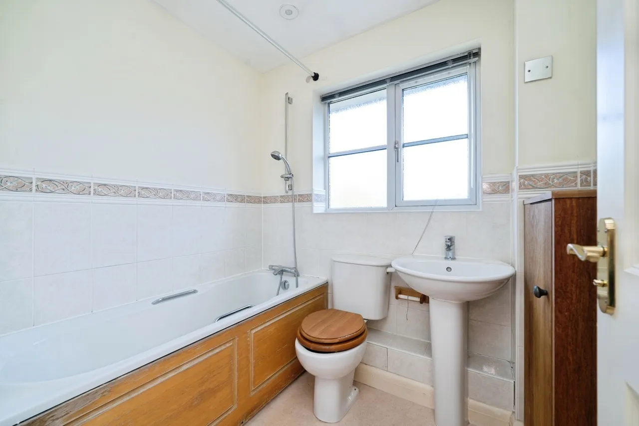 Falcon Wood, Leatherhead, KT22, photo 9
