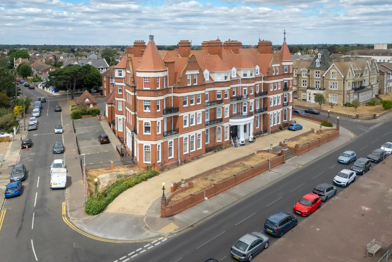 2 bed flat for sale — 73 Marine Parade East, Clacton On Sea, CO15