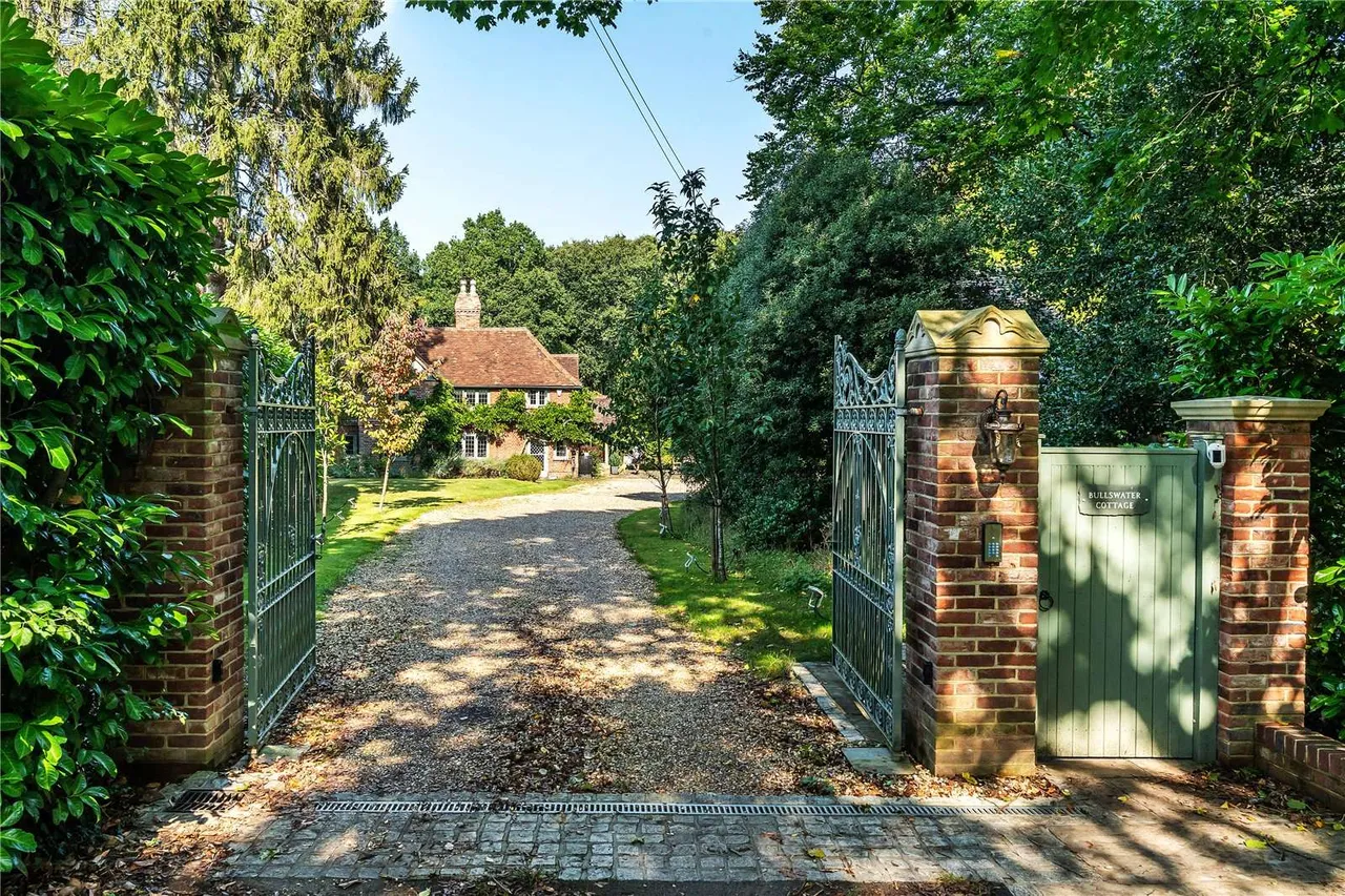 Bullswater Lane, Bullswater Common, Pirbright, Surrey, GU24 0LY, photo 2