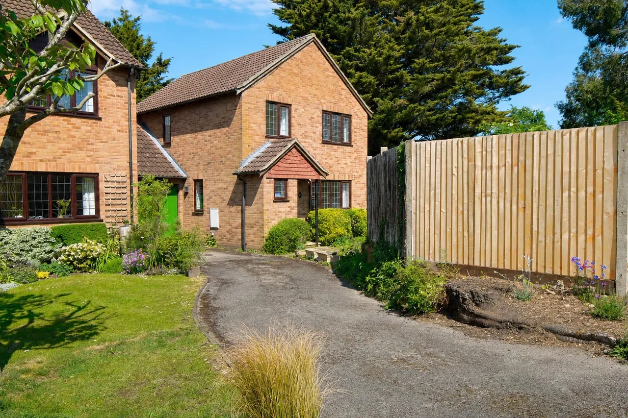 4 bed house for sale — Mill Close, Sherfield-on-Loddon, Hook, Hampshire, RG27 0AQ