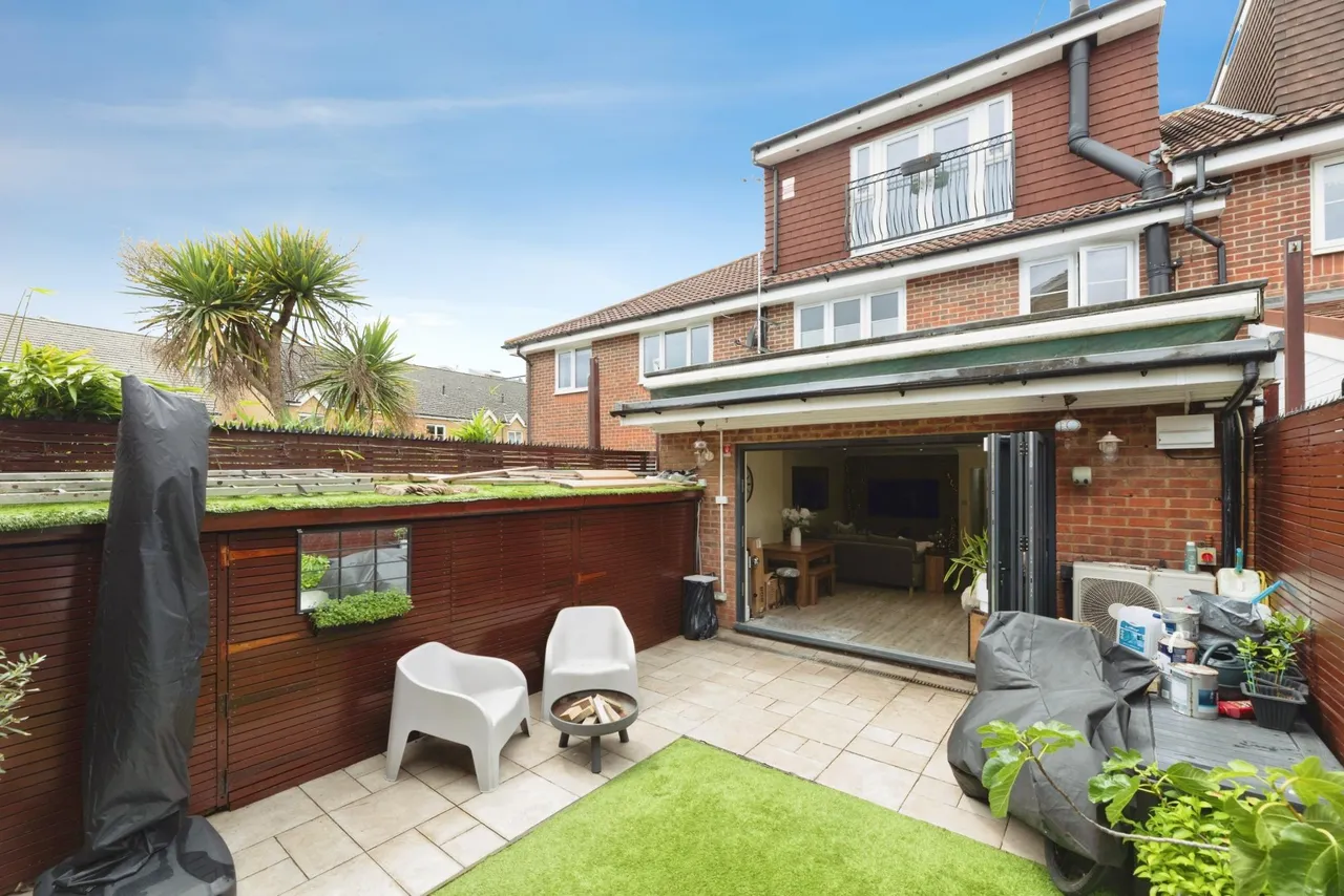 Fieldhouse Close, London, E18, photo 19
