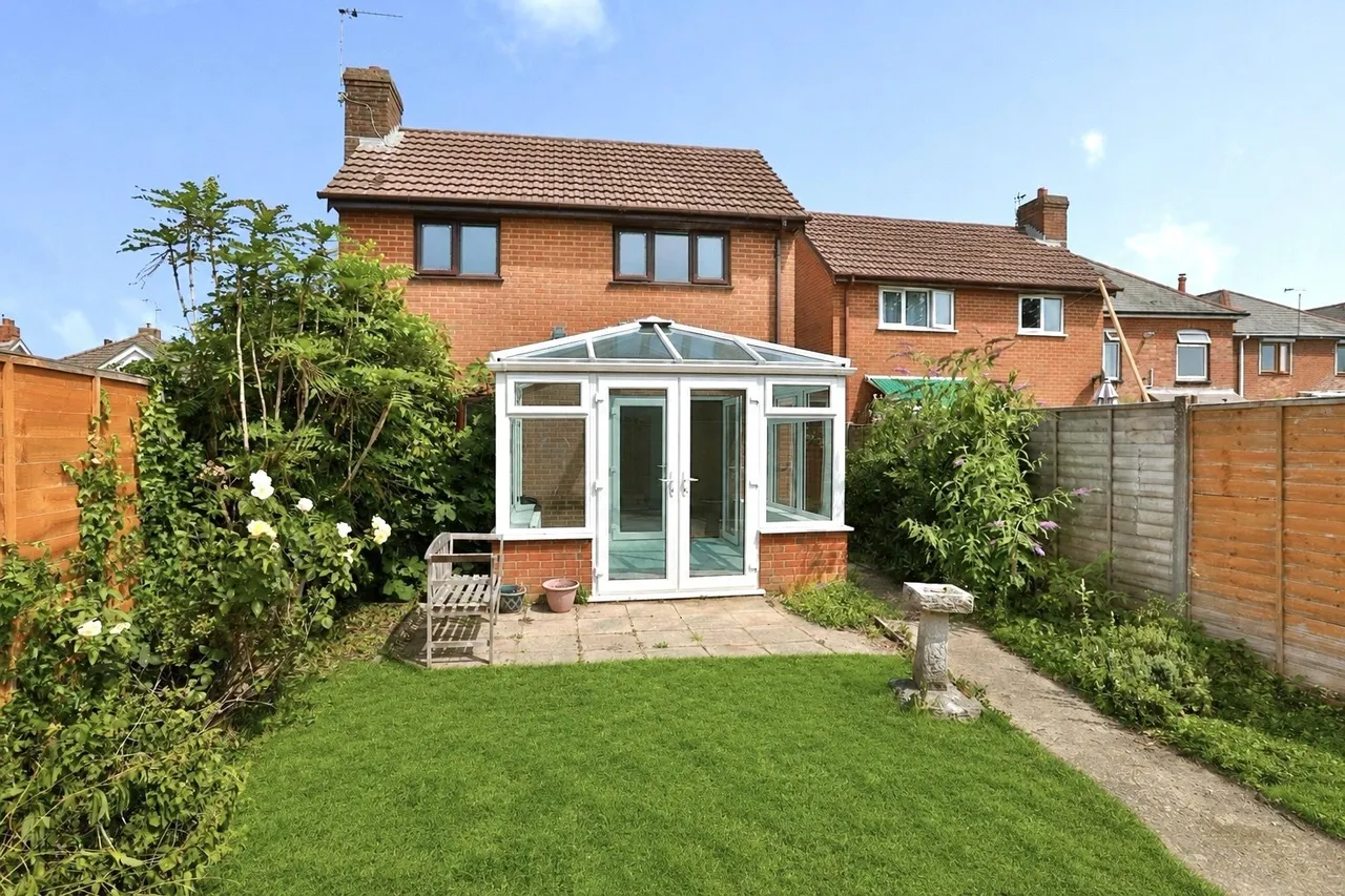 Columbia Road, Ensbury Park, BH10, photo 2