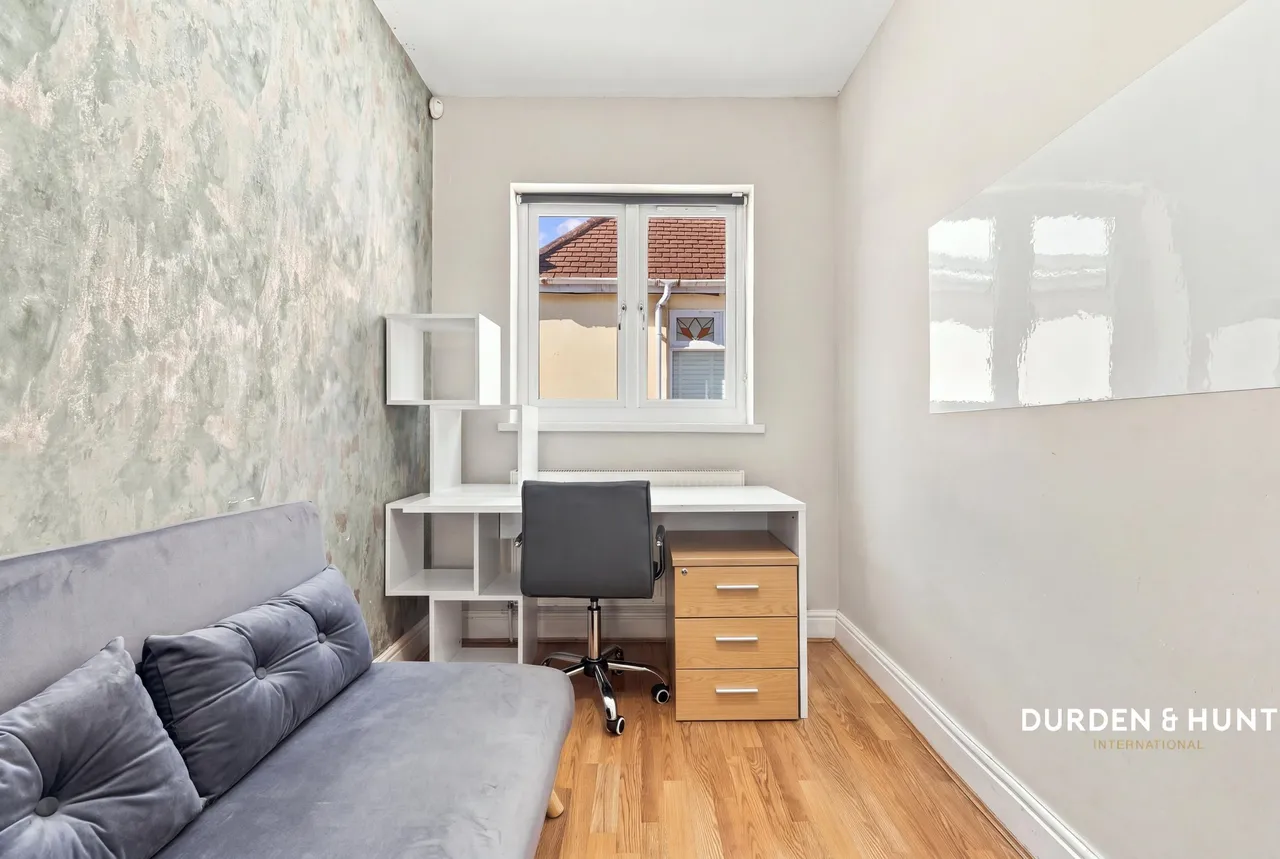 Stradbroke Grove, Clayhall, IG5, photo 17
