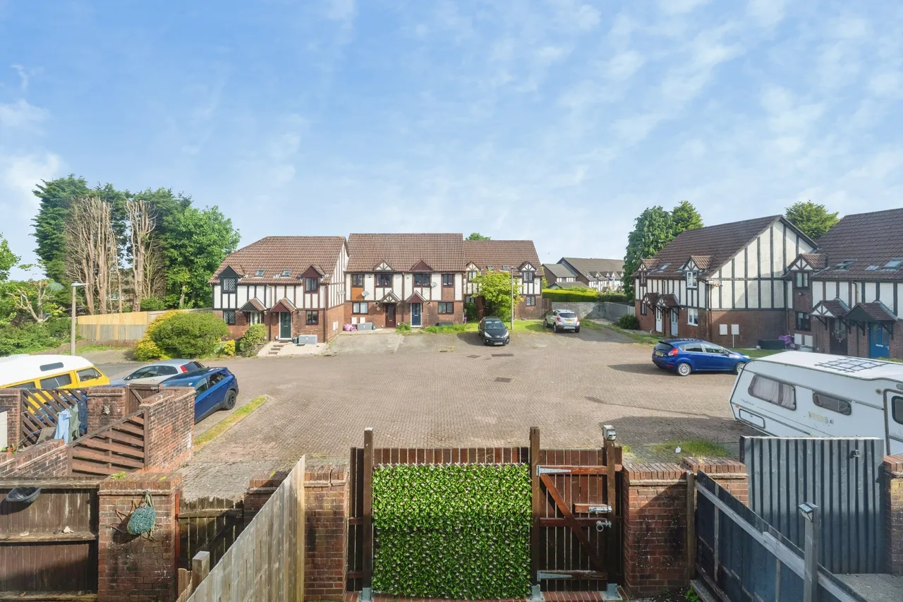 Courtlands Way, Swansea, photo 12