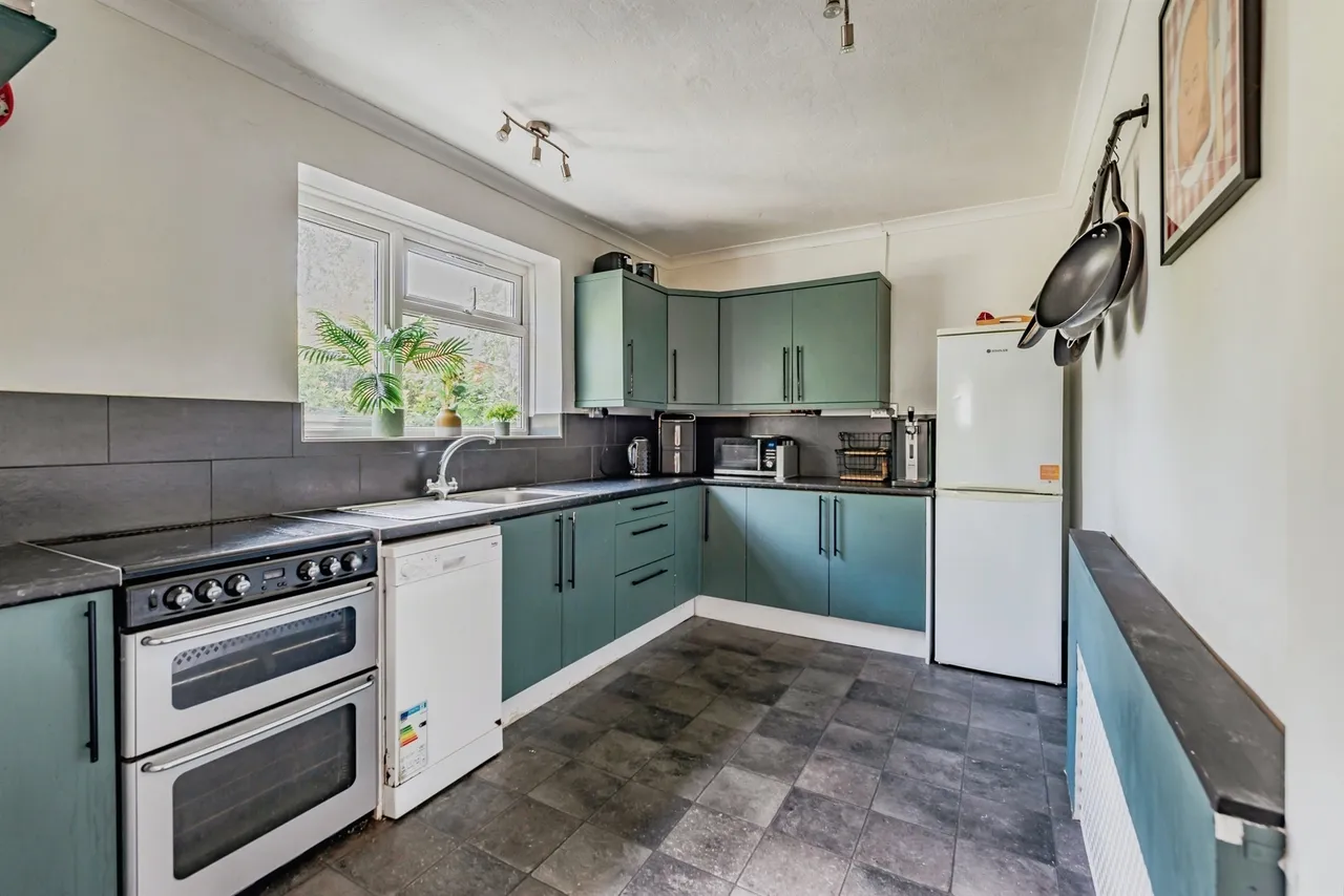 Huddleston Crescent, Merstham, Redhill, photo 5