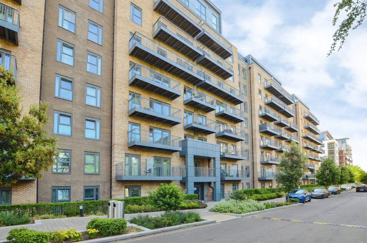 2 bed flat for sale, Beaufort Square, London, NW9