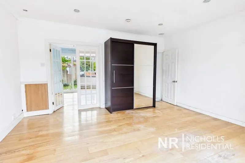 Cumberland Drive, Chessington, KT9, photo 3