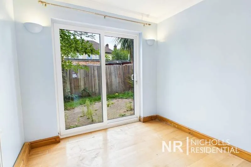 Cumberland Drive, Chessington, KT9, photo 4